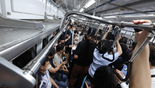 전국장애인차별철폐연대(전장연)의 서울 지하철 시위 모습. <연합뉴스>